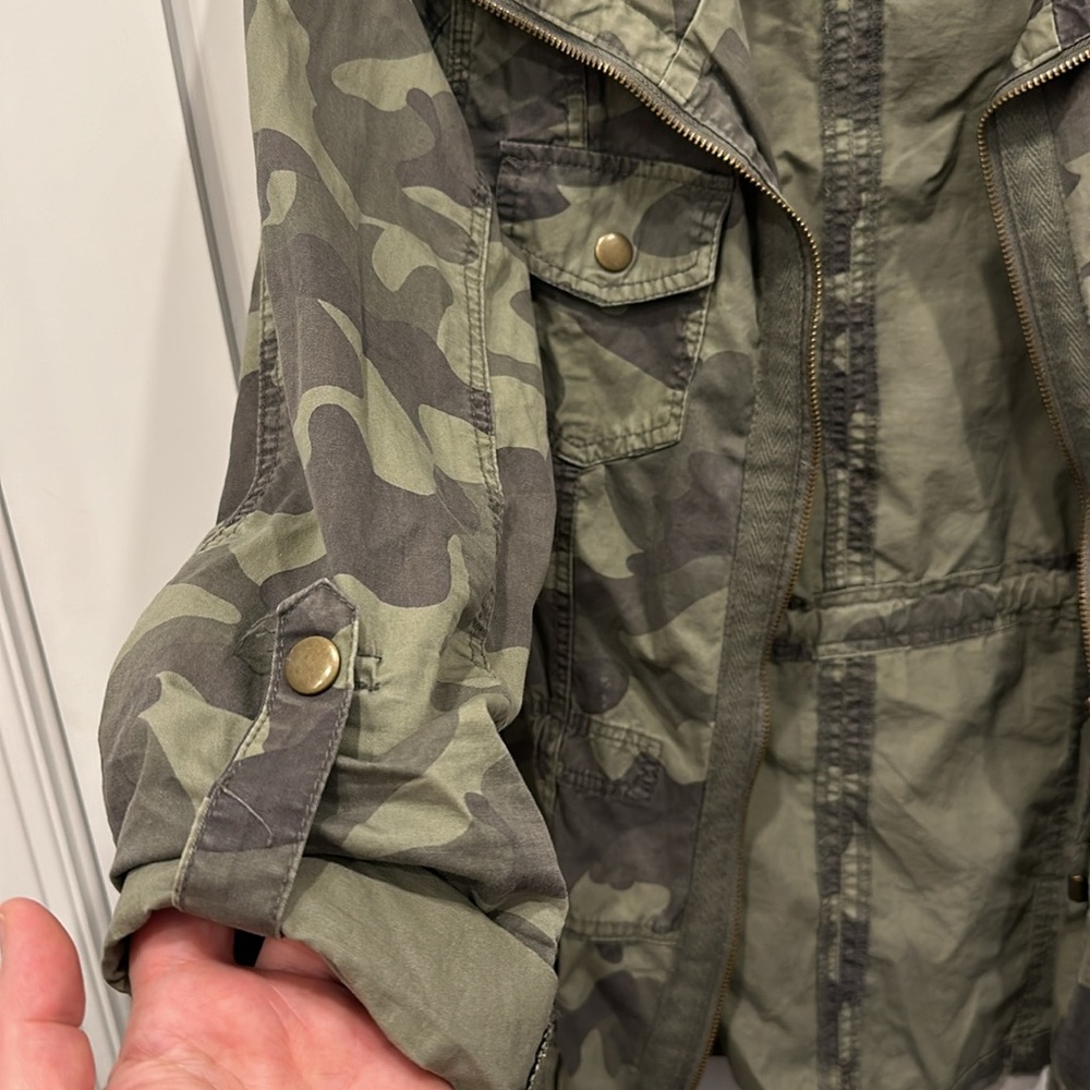 Zip Front Camo Jacket Size L - image 4